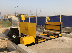 江苏省建工集团安装滚轴式自动冲洗平台。